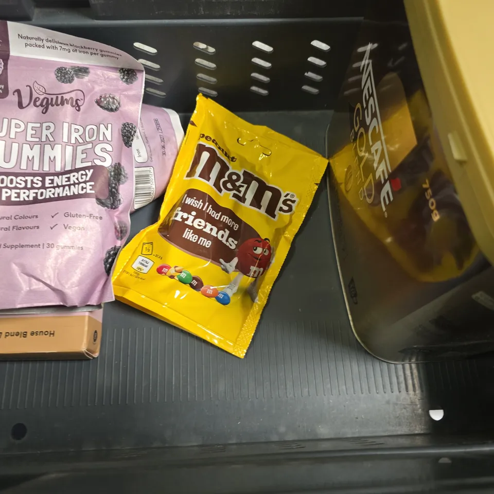 APPROXIMATELY 7 ASSORTED FOOD ITEMS TO INCLUDE - NESCAFE GOLD BLEND , FUDGE KITCHEN HOORAY FUDGE ETC