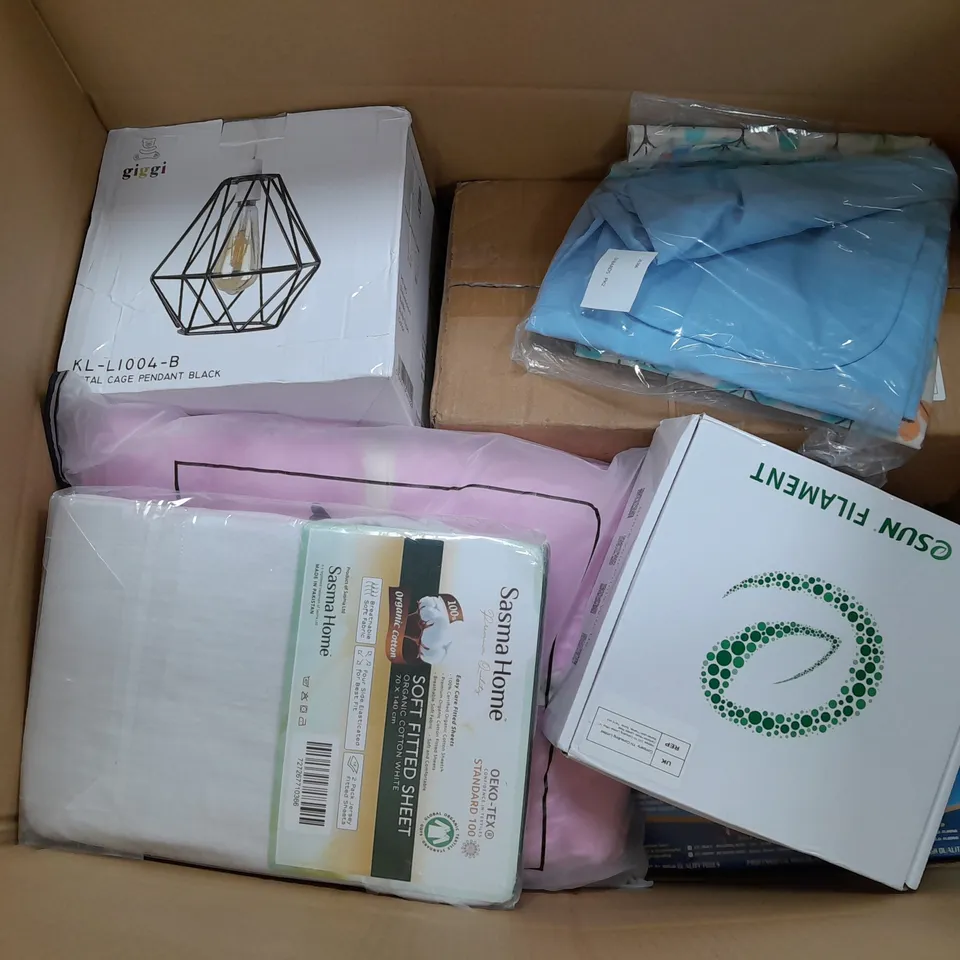 APROXIMATELY 15 ASSORTED HOUSEHOLD ITEMS TO INCLUDE FITTED SHEETS , CAGED PENDANTS , MUGS , ETC 