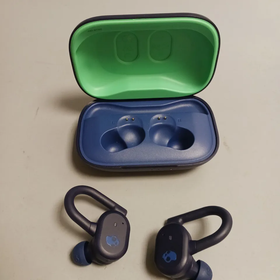 SKULLCANDY WIRELESS SPORTS HEADPHONES IN NAVY AND GREEN