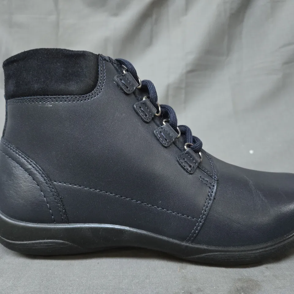 BOXED PAIR OF PADDERS JOURNEY SHOES IN NAVY SIZE 7