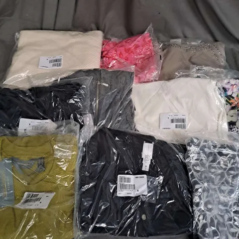 BOX OF APPROX 25 ASSORTED CLOTHING ITEMS TO INCLUDE - JUMPERS, TOPS, DRESS ETC