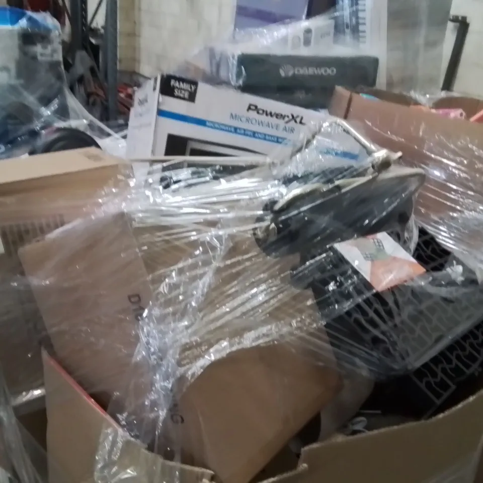 PALLET OF ASSORTED HOUSEHOLD GOODS AND PRODUCTS TO INCLUDE;MICROWAVE AIR FRYER,FLOOR LAMP,CHAIRS