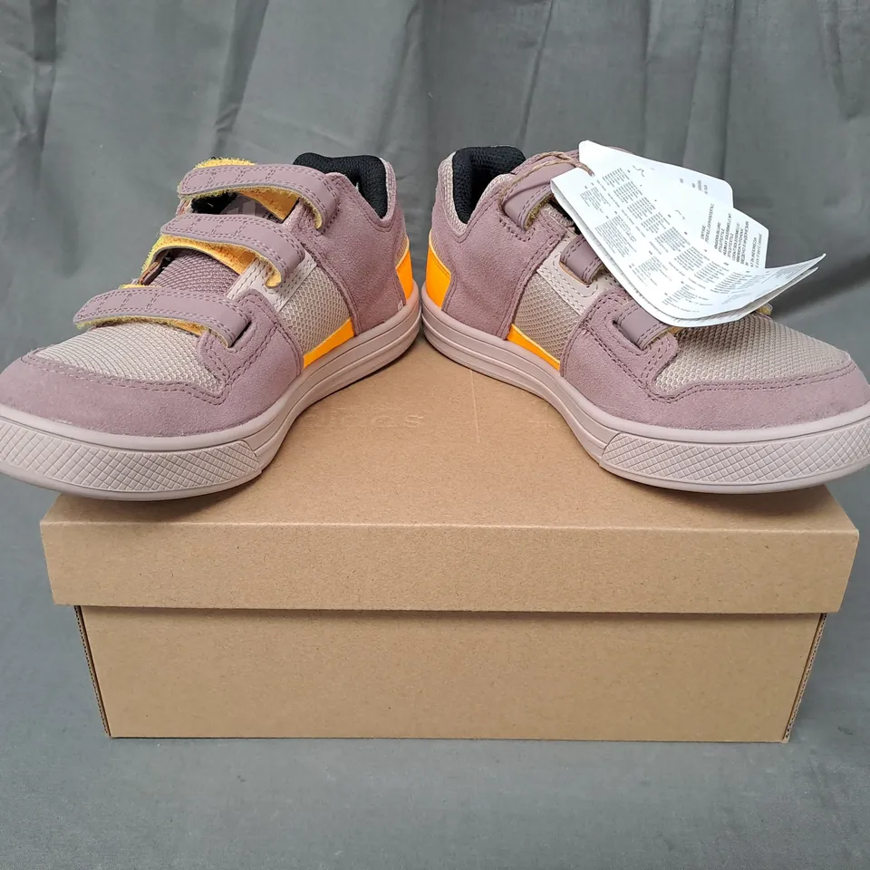 BOXED PAIR OF ADIDAS FREERIDER KIDS VCS SHOES IN MULTICOLOUR UK SIZE 1
