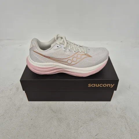 BOXED PAIR OF SAUCONY RIDE TRAINERS IN WHITE/PINK - UK 7
