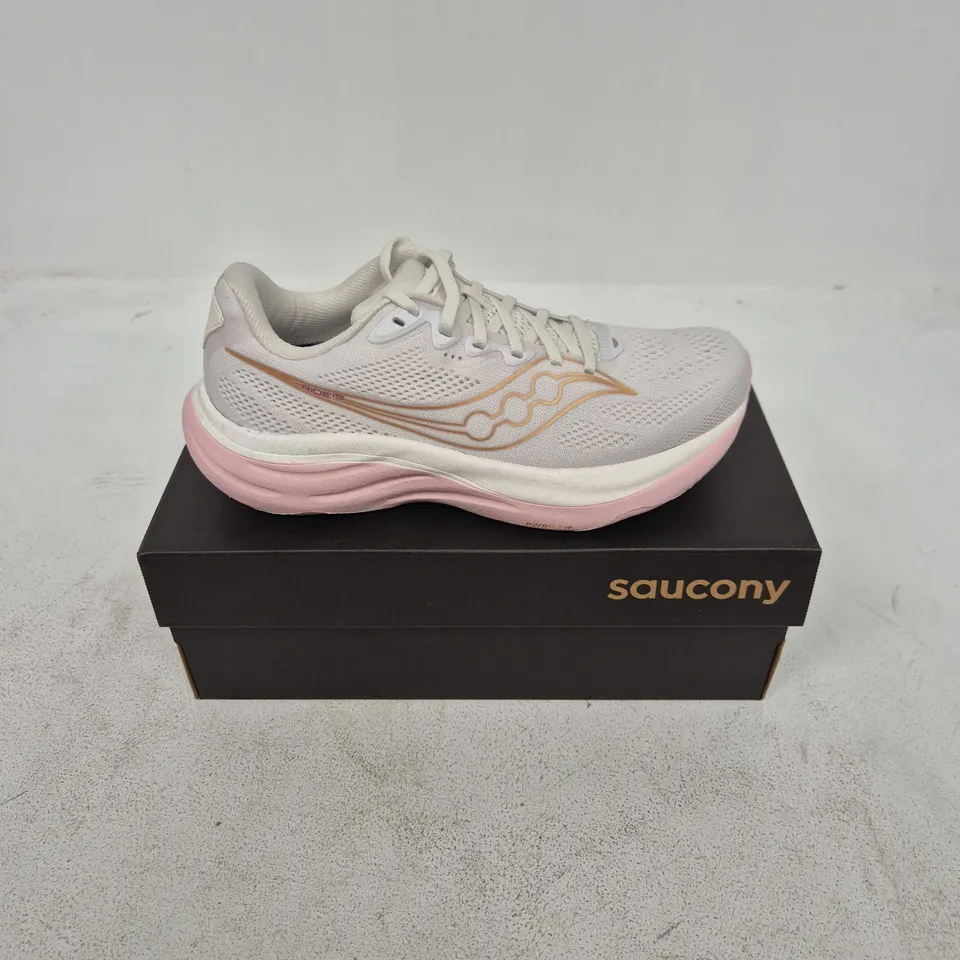 BOXED PAIR OF SAUCONY RIDE TRAINERS IN WHITE/PINK - UK 7