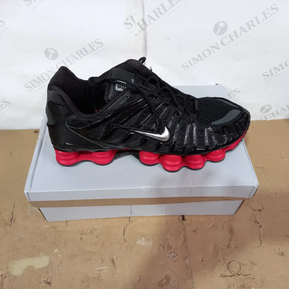 BOXED PAIR OF NIKE BLACK TRAINERS SIZE 10