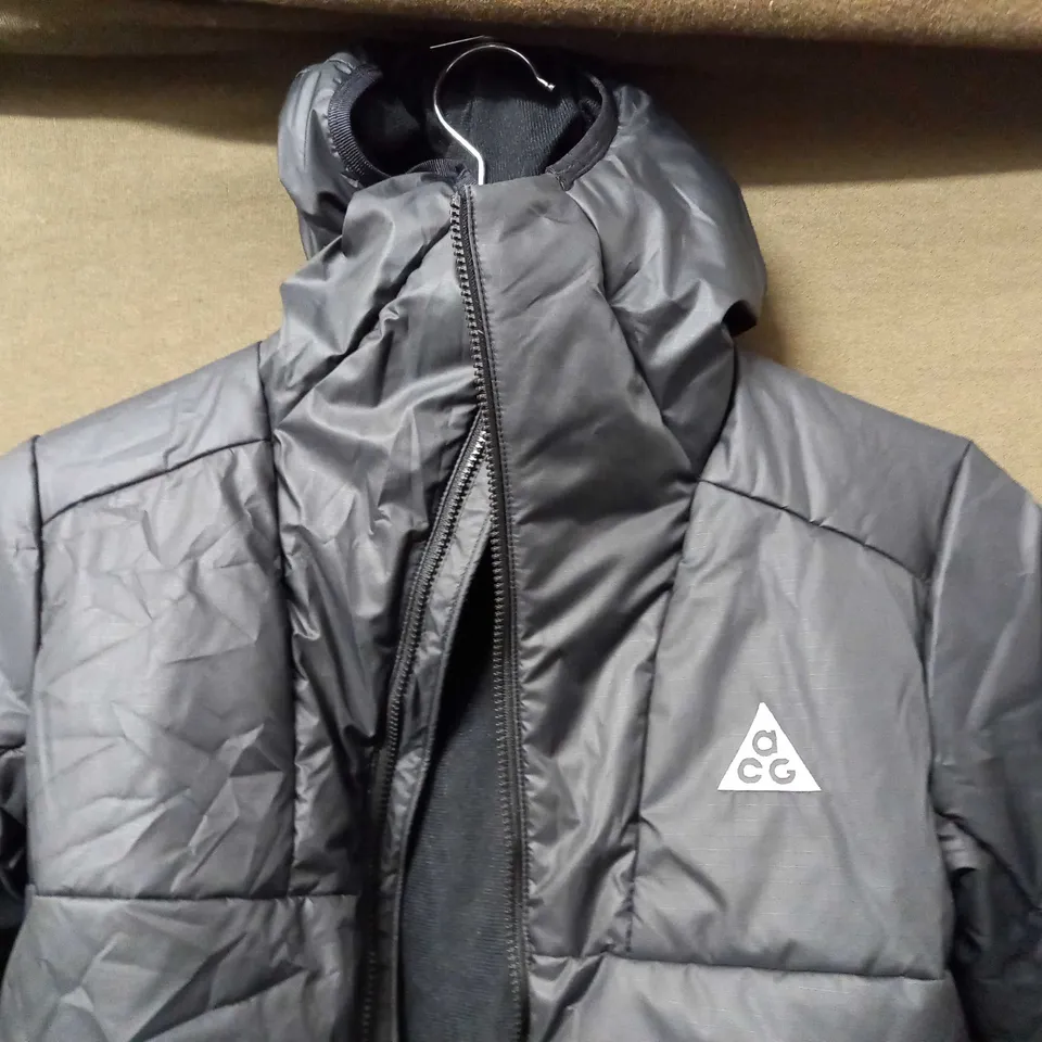 NIKE ACG YOUTH UNISEX STORM FIT LOOSE FIT COAT IN BLACK - SMALL