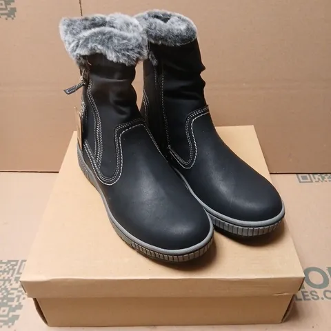 JO & JOE JADE ANKLE BOOTS – BLACK PU WITH GREY FAUX FUR, UK 5