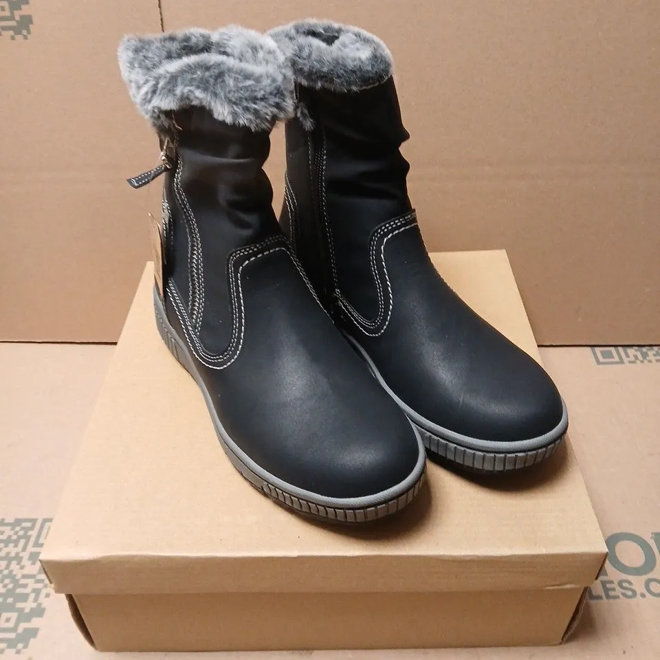 JO & JOE JADE ANKLE BOOTS – BLACK PU WITH GREY FAUX FUR, UK 5