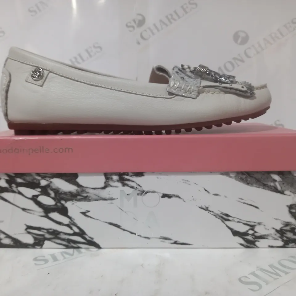 BOXED PAIR OF MODA IN PELLE ETHELIA LOAFER OFF WHITE - SIZE 6