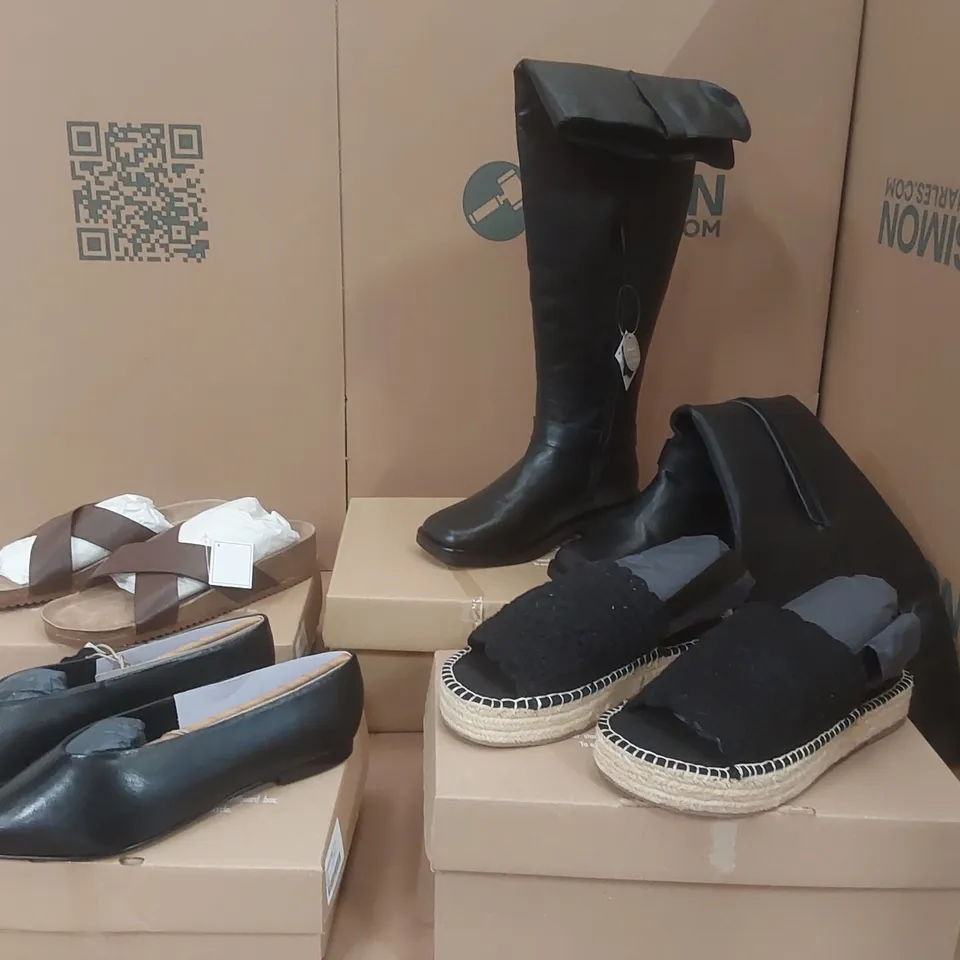 PALLET CONTAINING APPROXIMATELY 50x BRAND NEW ASSORTED DESIGNER SHOES INCLUDING: SIMPLY BE BOOTS, JD WILLIAMS SANDALS, SIMPLY BE SANDALS, JD WILLIAMS SHOES ECT