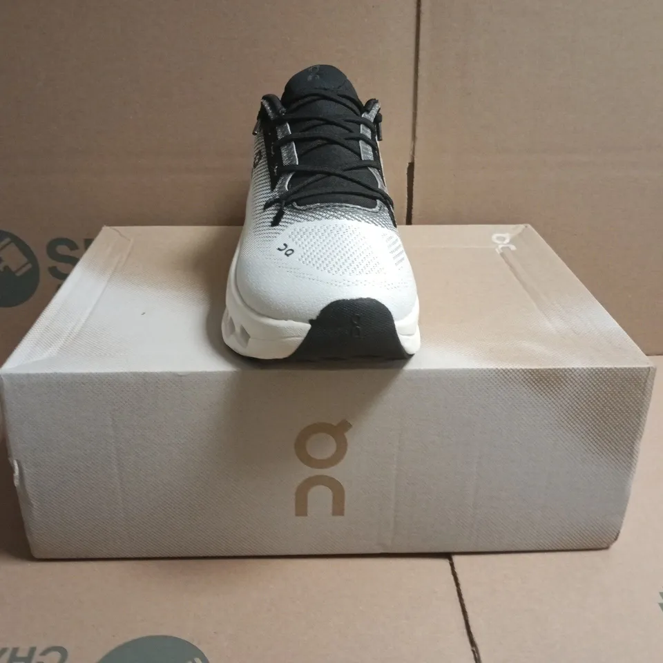 BOXED PAIR OF ON CLOUDTILT TRAINERS IN BLACK/IVORY SIZE UK 5