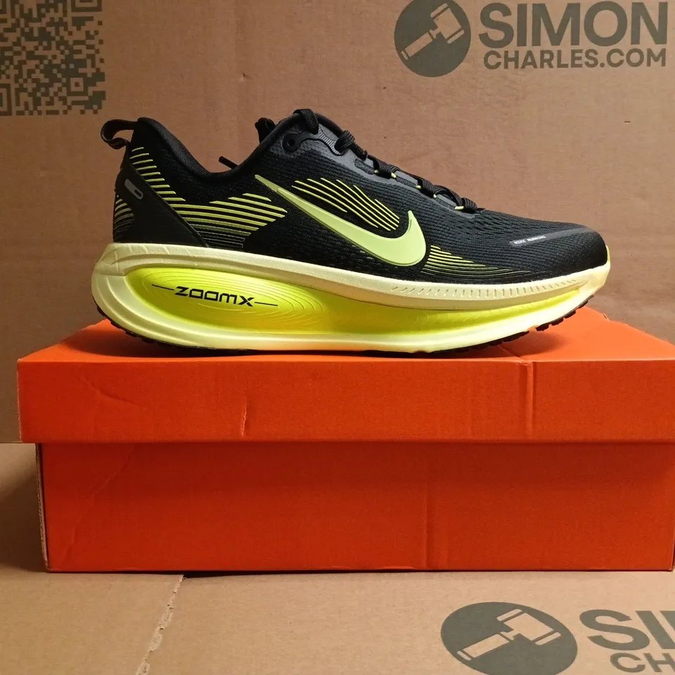 BOXED PAIR OF NIKE VOMERO 18 TRAINERS IN BLACK/LIME SIZE UK 7.5