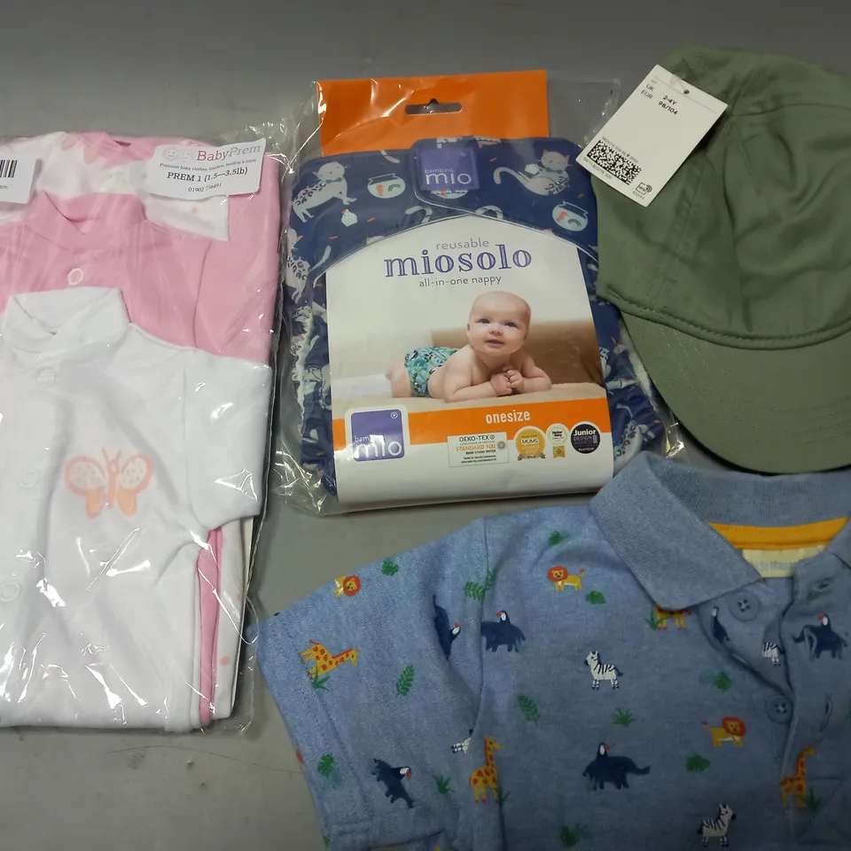 APPROXIMATELY 15 ASSORTED 0-5 YEARS CHILDRENS CLOTHING ITEMS TO INCLUDE - HAT , NAPPY , POLO SHIRT ETC