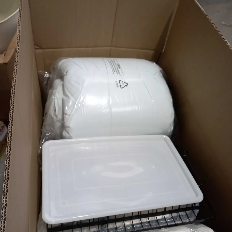 BOX OF APPROXIMATELY 10 ASSORTED ITEMS TO INCLUDE DUVET, LAMPSHADE BASE, DRYING RACK ETC