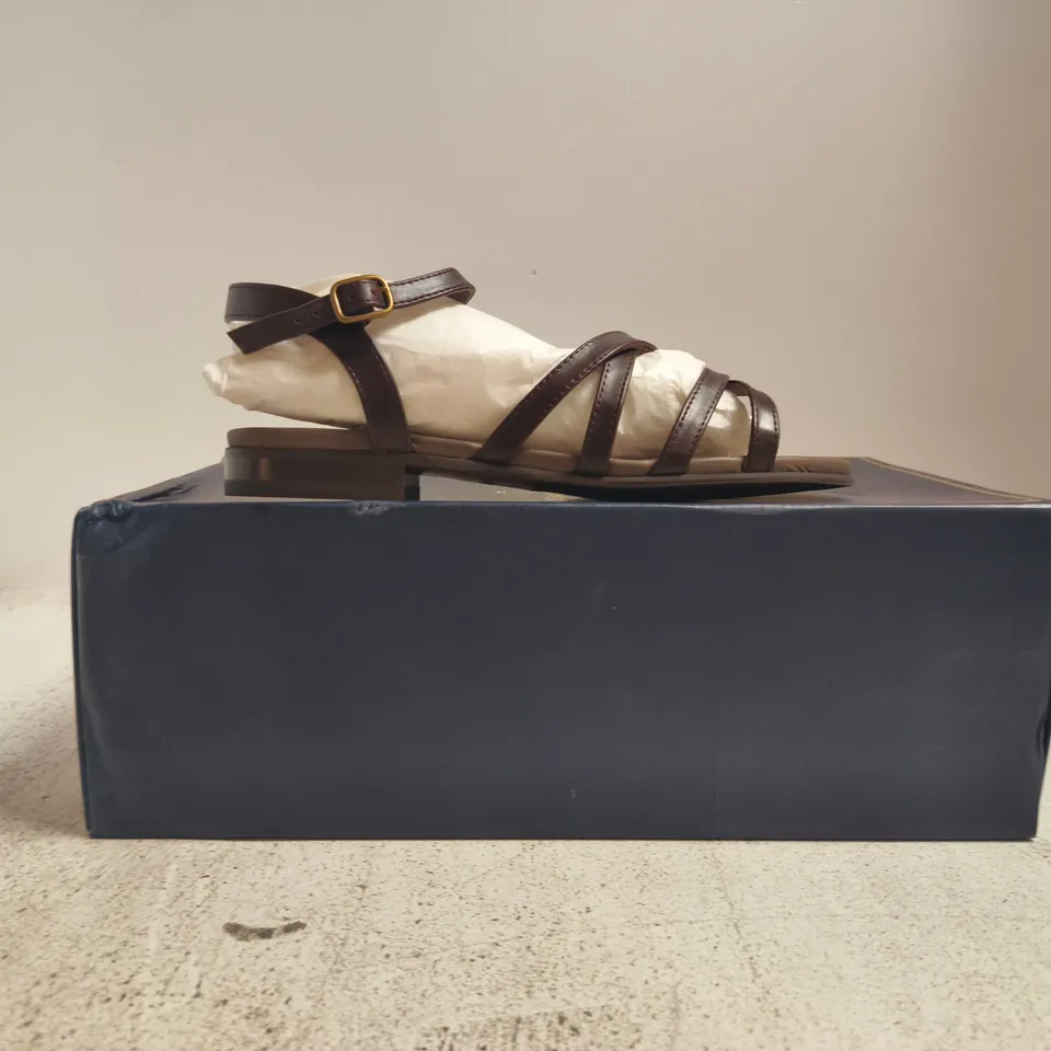 BOXED PAIR OF FAIRFAX & FAVOR WOMENS ST. IVES SANDALS IN MAHOGANY LEATHER SIZE UK 5