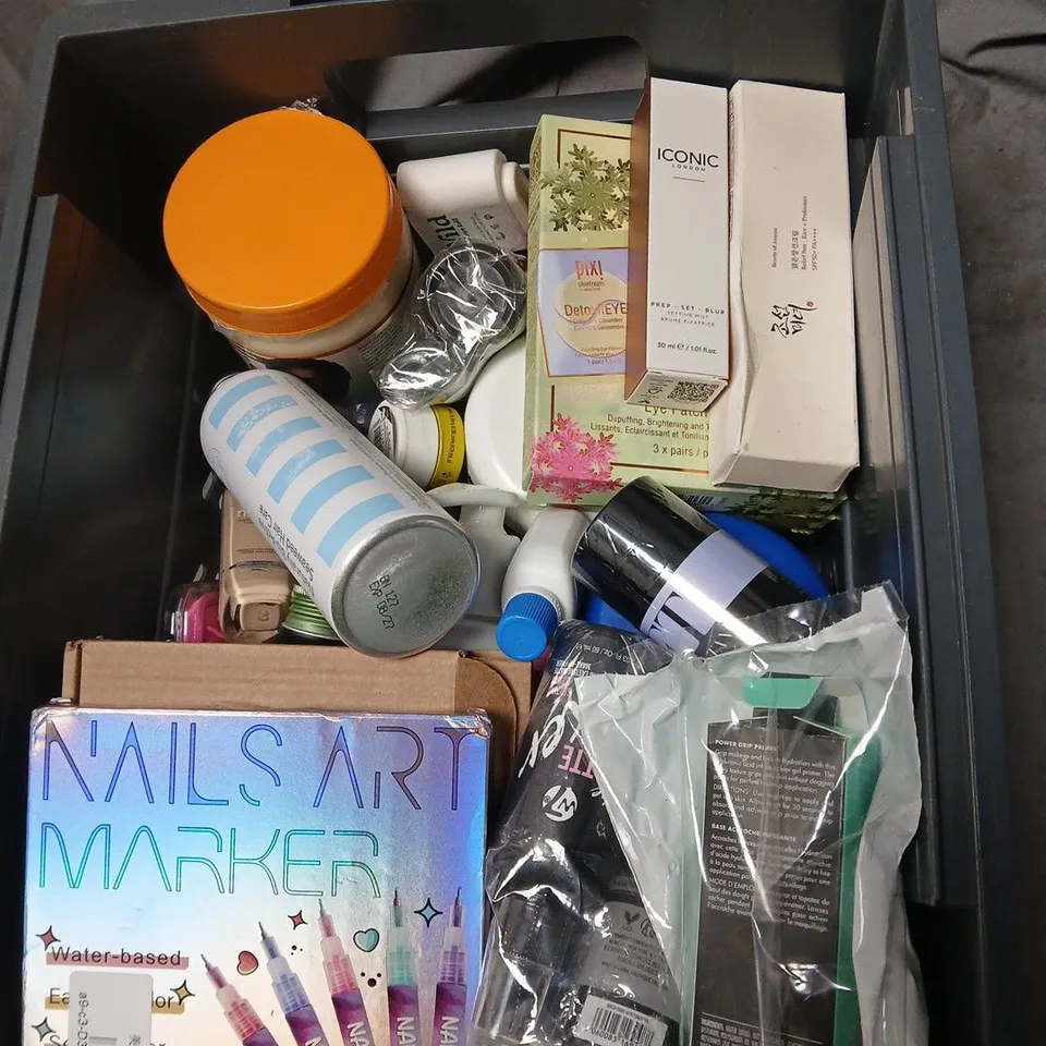 APPROXIMATELY 30 ITEMS INCLUDING ASSORTED HEALTH & BEAUTY ITEMS: PIXI SKINCARE, NAIL ART MARKER SET AND MIXED COSMETICS WITH BRANDS SUCH AS PAI B PERFECT AND SADOER .