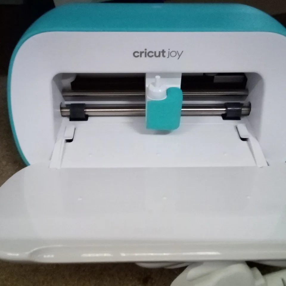 CRICUT JOY | COMPACT SMART CUTTING MACHINE STARTER BUNDLE