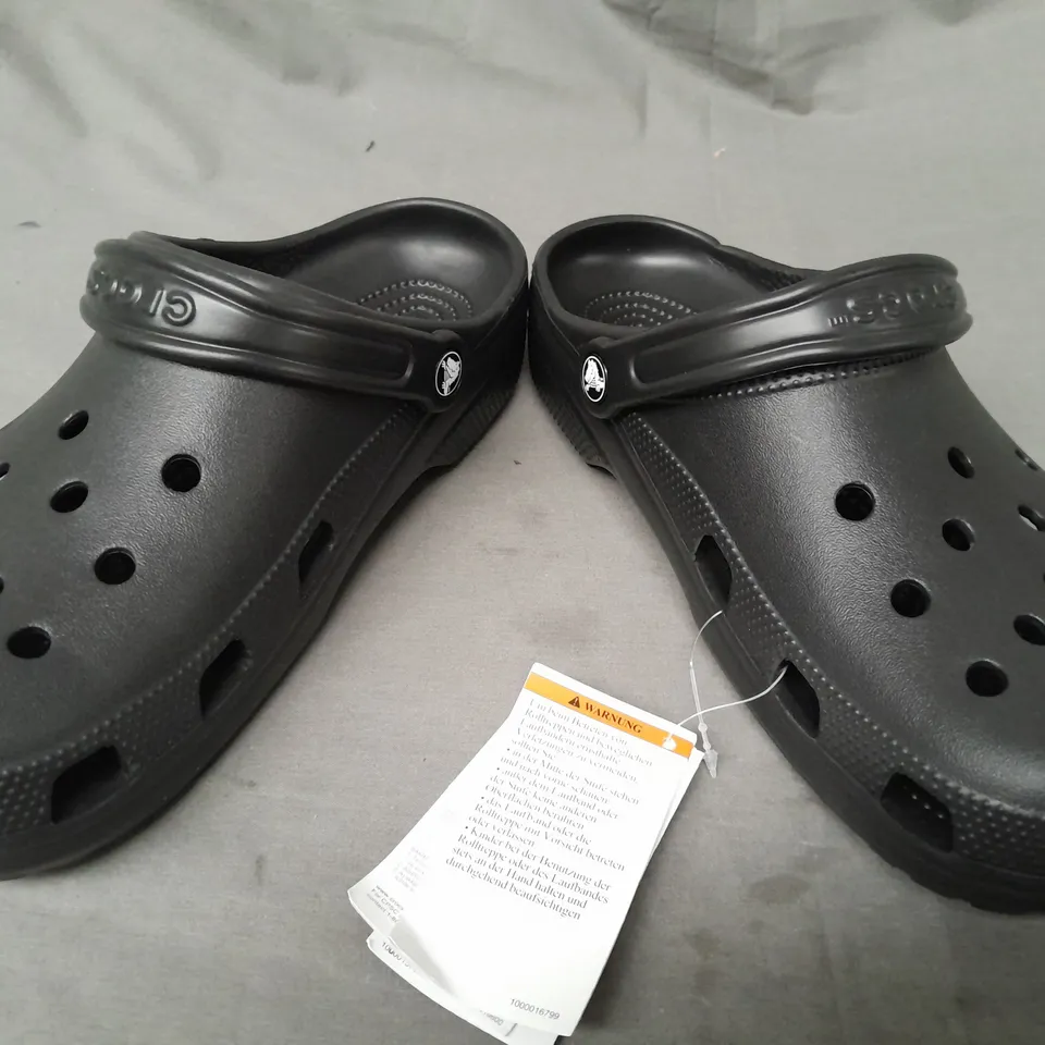 PAIR OF CROCS CLASSICS IN BLACK UK SIZE M8/W9