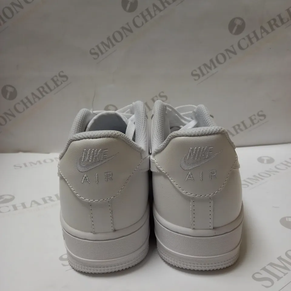 PAIR OF NIKE AIR FORCE 1 IN WHITE SIZE 8 AND HALF