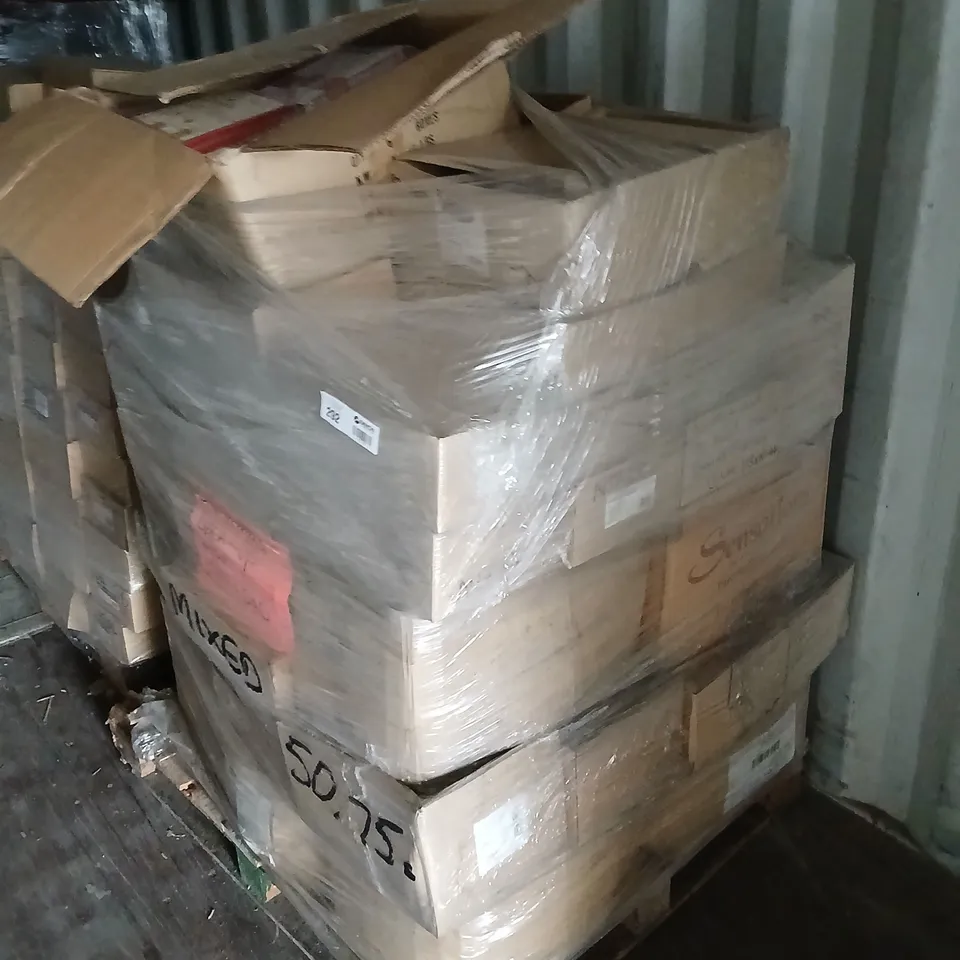 LARGE PALLET OF ASSORTED GREETINGS CARDS