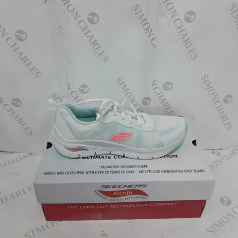 PAIR OF SKECHERS TRAINERS IN WHITE/BLUE SIZE 6