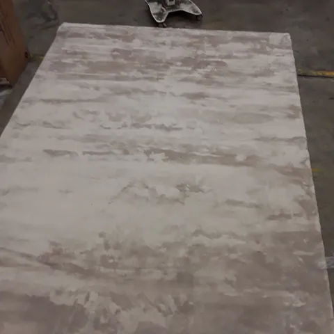 QUALITY DESIGNER AREA RUG // APPROX SIZE: 240 x 330cm