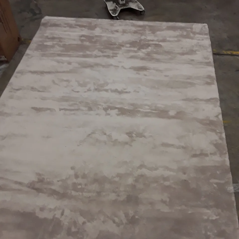 QUALITY DESIGNER AREA RUG // APPROX SIZE: 240 x 330cm
