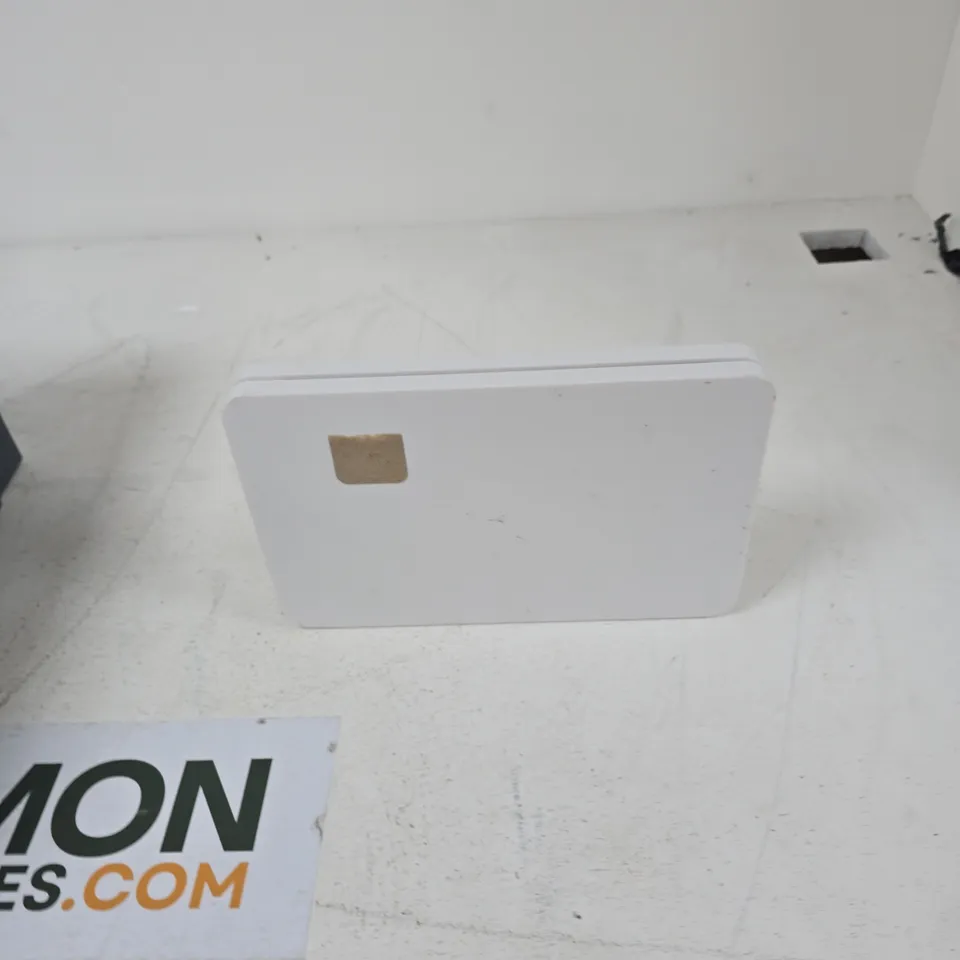 TOTE OF APPROXIMATELY 8 ASSORTED ITEMS TO INCLUDE: SKY ROUTER