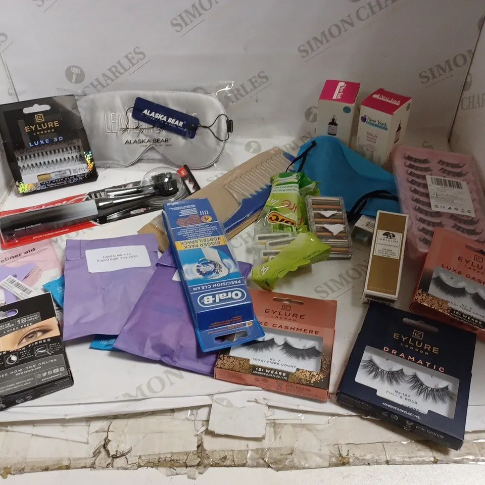 LOT OF APPROX 20 ASSORTED HEALTH AND BEAUTY PRODUCTS TO INCLUDE FALSE EYELASHES, NEW YORK BRIGHTENING SERUM, ORIGINS ANTI-AGING EYE CREAM