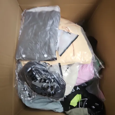 APPROXIMATELY 20 ASSORTED CLOTHING ITEMS IN VARIOUS SIZES, STYLES AND COLOURS