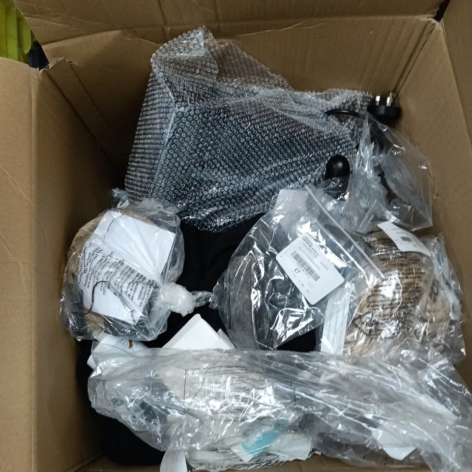 BOX OF APPROXIMATELY 12 ASSORTED ITEMS TO INCLUDE: GARLIC PRESS