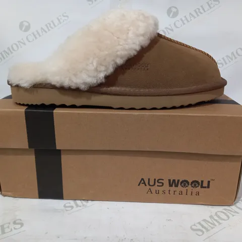 BOXED PAIR OF AUSWOOL SYDNEY FAUX FUR LINED SLIPPERS IN CHESTNUT UK SIZE 9