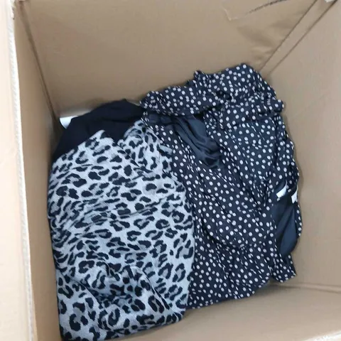 BOX CONTAINING A MIX OF APPROXIMATELY 15 ASSORTED CLOTHING ITEMS