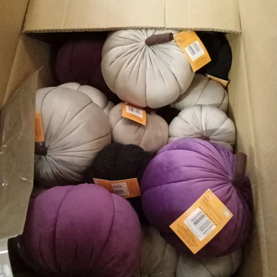 PALLET CONTAINING A LARGE ASSORTMENT OF BRAND NEW HALLOWEEN GOODS AND PRODUCTS TO INCLUDE; PLUSH PUMPKINS ETC