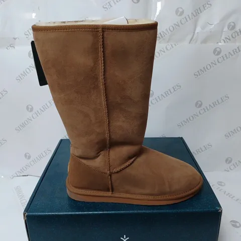 BOXED PAIR OF EMU ORIGINALS COLLECTION TAN STINGER HI WATER RESISTANT BOOTS - SIZE 8