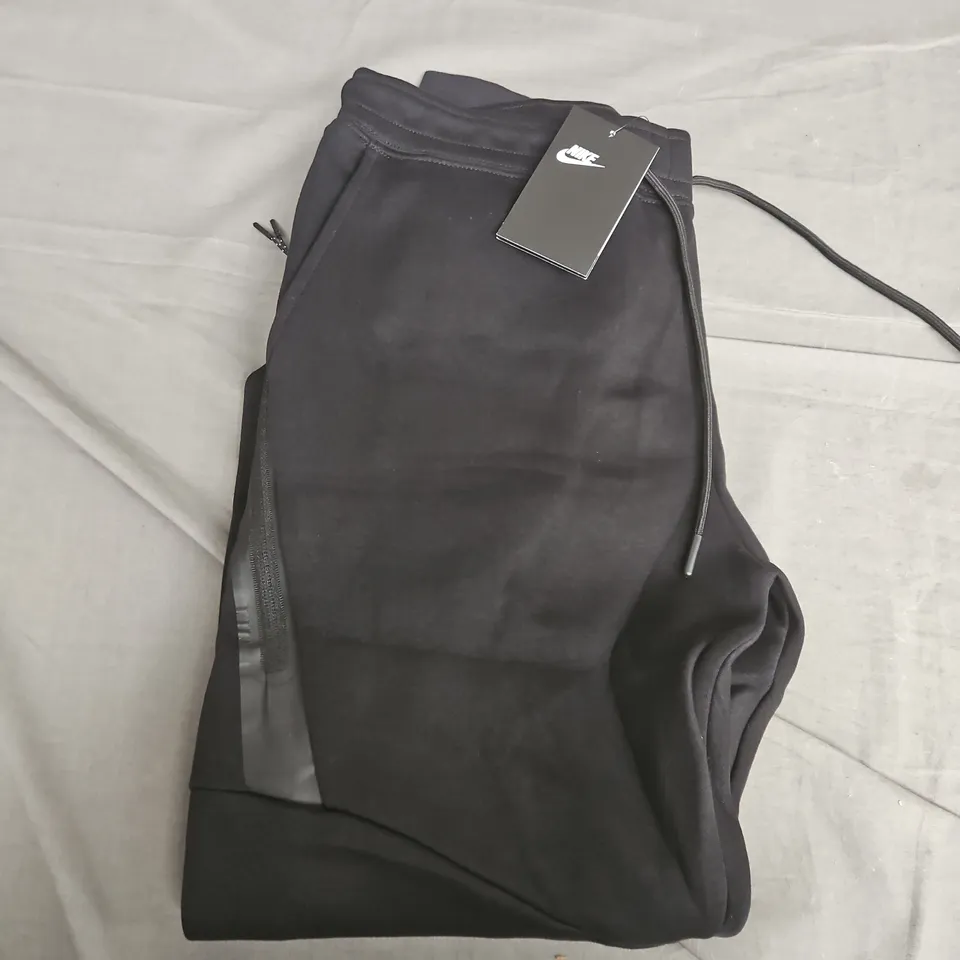 NIKE MENS STANDARD FIT JOGGERS IN BLACK - XL