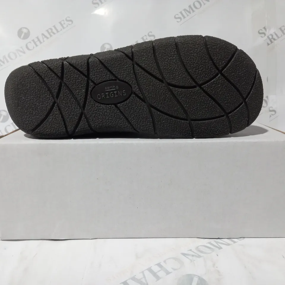 BOXED PAIR OF EARTH ORIGINS EMMALYN SUEDE HOUSE BOOTIE SLIPPERS IN CHOCOLATE SIZE 5