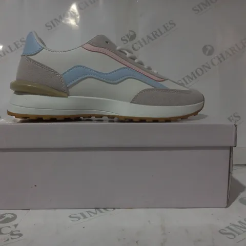 BOXED PAIR OF DESIGNER SHOES IN WHITE/GREY/BLUE/PINK EU SIZE 39
