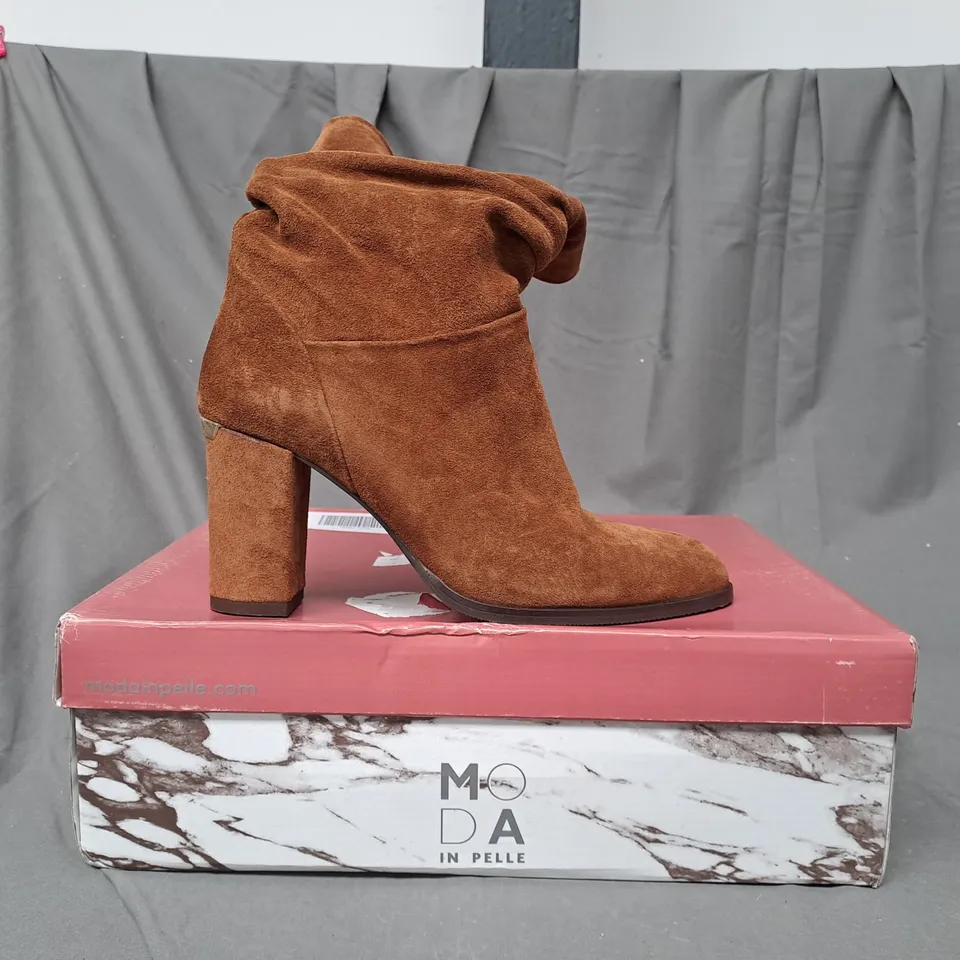 BOXED PAIR OF MODA IN PELLE SUEDE MID LENGTH RUCHED BOOTS IN TAN SIZE 6