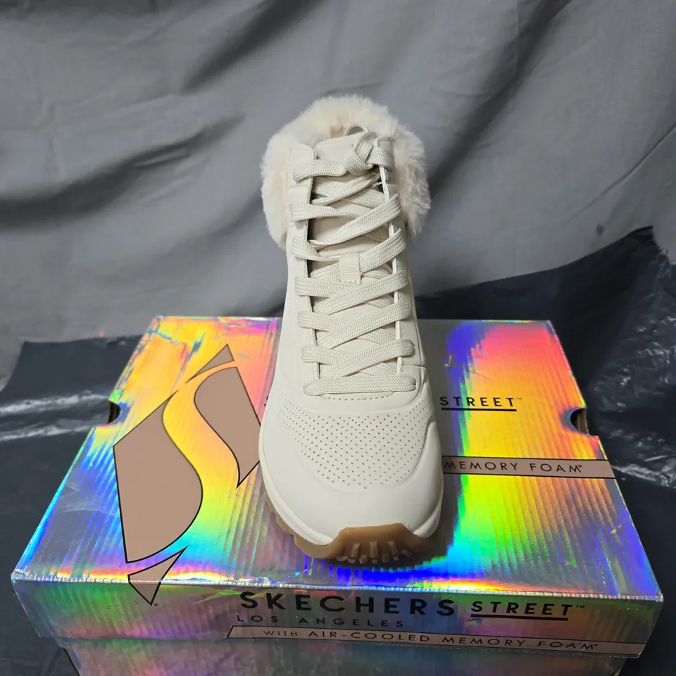 SKECHERS STREET LOS ANGELES WOMEN'S BOOTS – BEIGE FAUX FUR COLLAR SIZE 3.5