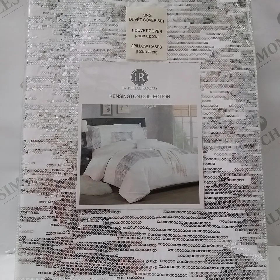 BRAND NEW IMPERIAL ROOMS KINGSIZE DUVET SET  //WHITE/SILVER