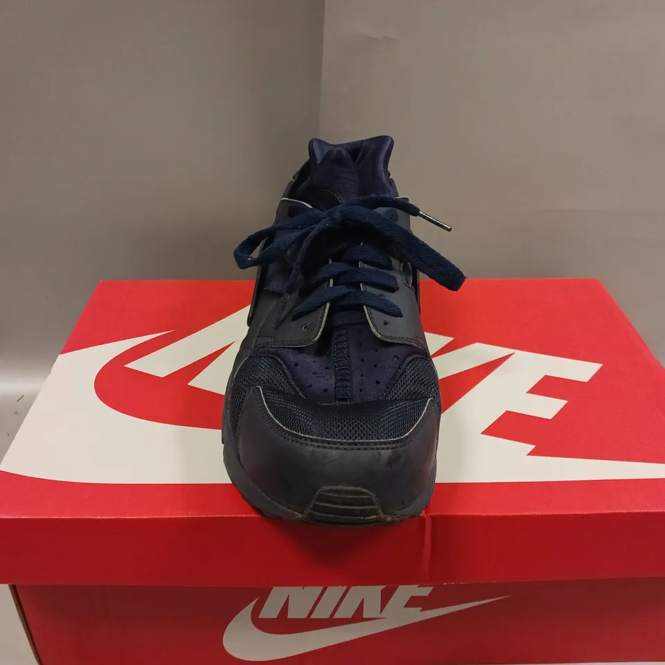 BOXED NIKE AIR HUARACHE - SIZE 11