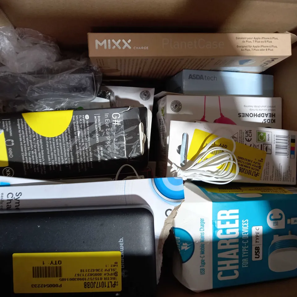 BOX OF APPROXIMATELY 15 ASSORTED HOUSEHOLD ITEMS TO INCLUDE MIXX IN EAR EARPHONES, ONN POCKET RADIO, BLACKWEB HDMI CABLE, ETC