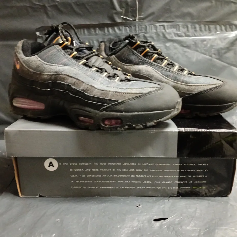 BOXED PAIR OF NIKE AIR MAX 95 TRAINERS IN BLACK/GREY SIZE UK 9
