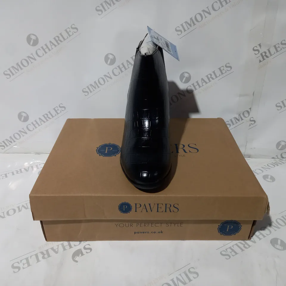 PAVERS BLACK LEACTHE BOOTS SIZE 6