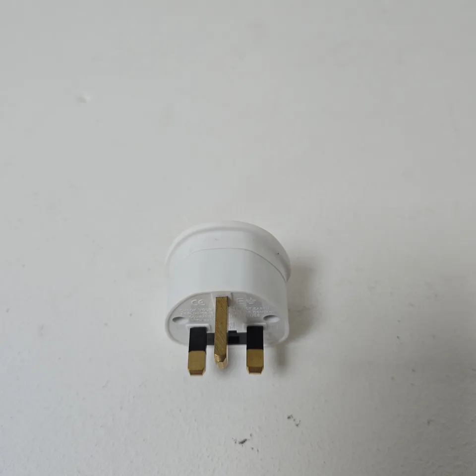 BOX OF APPROXIMATELY 100 X INTERNATIONAL ADAPTER PLUGS