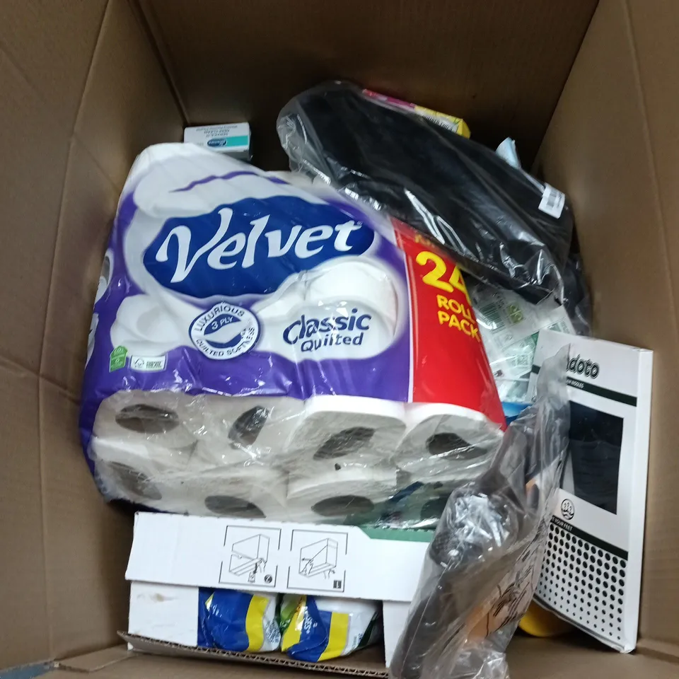 BOX OF APPROXIMATELY 12 ASSORTED ITEMS INCLUDING EYECEDAR READING GLASSES , VELVET TOILET ROLLS AND FOAM INSOLES