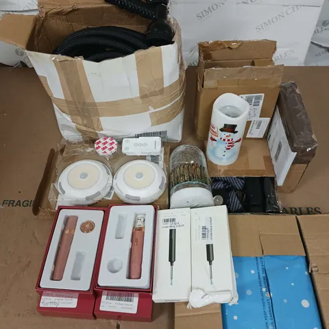 LOT OF 13 ASSORTED HOUSEHOLD ITEMS TO INCLUDE GARDEN HOSE, SKIN EPILLATORS, GIFTBAGS AND BATTERY POWERED CANDLES