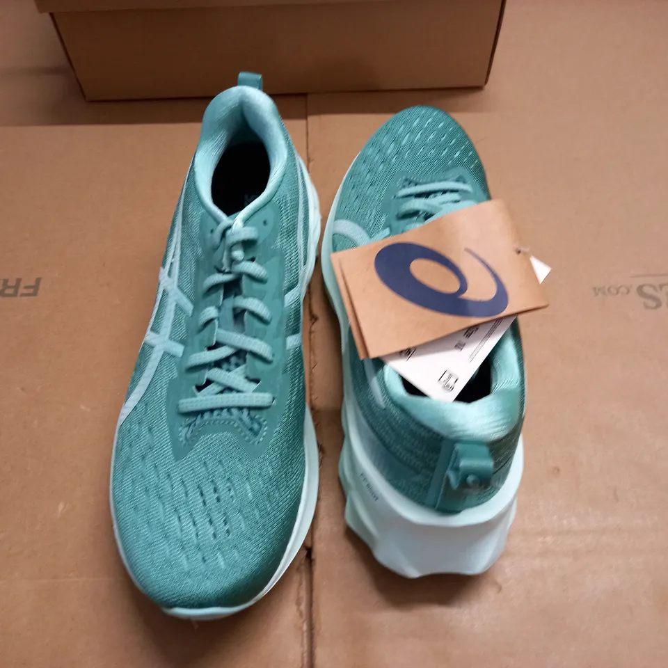 BOXED BRAND NEW NOVABLAST 2 WOMENS TRAINERS IN SAGE - UK 8